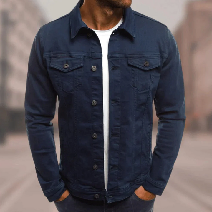 Moda uomo: giacca casual con bottoni e taschini. Un giubbotto versatile per la primavera e l'autunno.