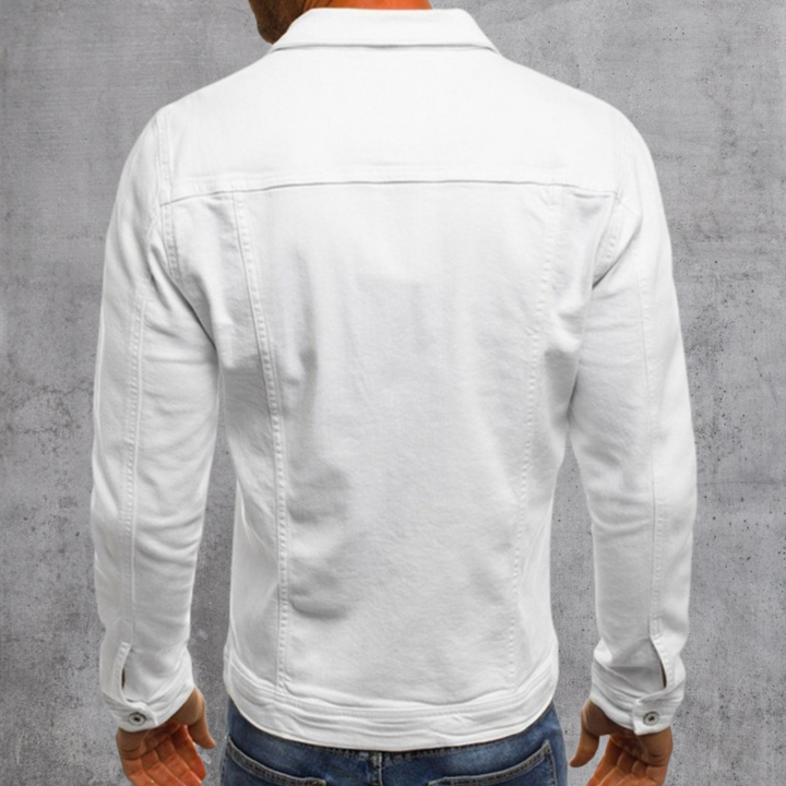 Dettaglio ravvicinato di giacca uomo casual con bottoni, taschini e colletto. Stile versatile per l'abbigliamento.