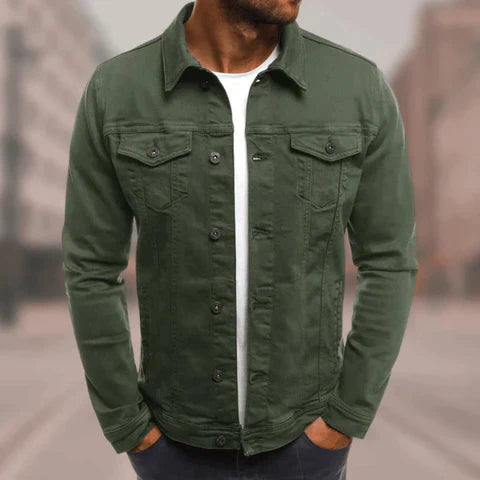 Giacca uomo casual con bottoni frontali e taschini. Ideale per primavera e autunno, un capospalla versatile.