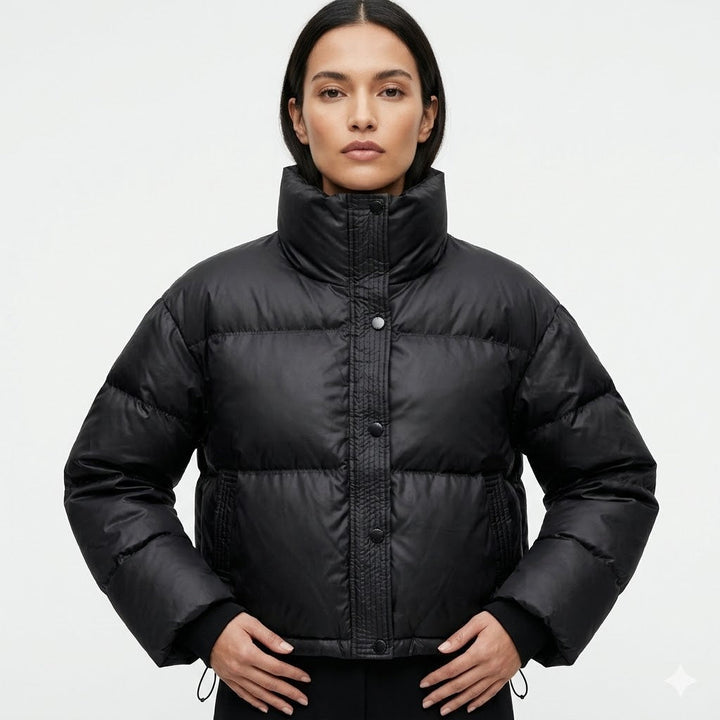 Giacca puffer donna corta invernale elegante, imbottita e calda per un look chic e alla moda.