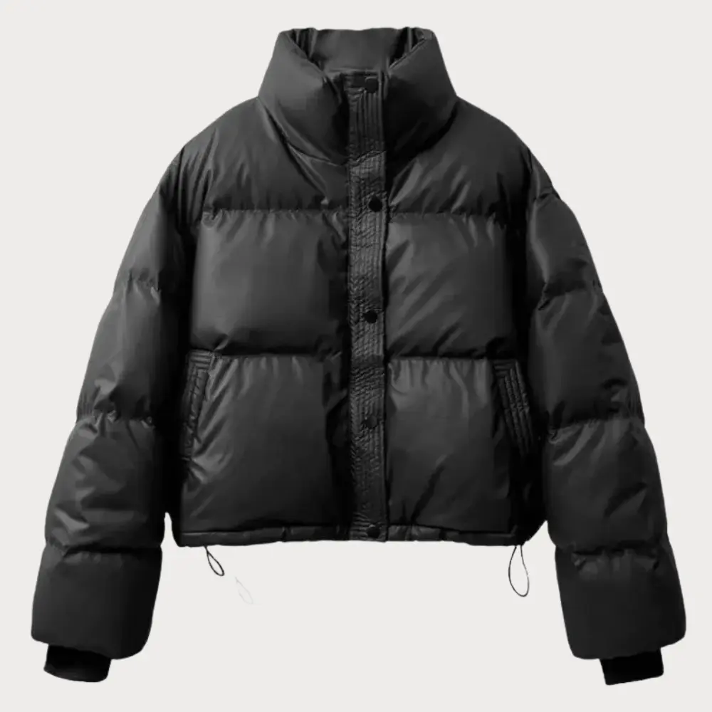 Puffer donna corto con colletto alto, imbottito per l'inverno, ideale per stile streetwear casual.