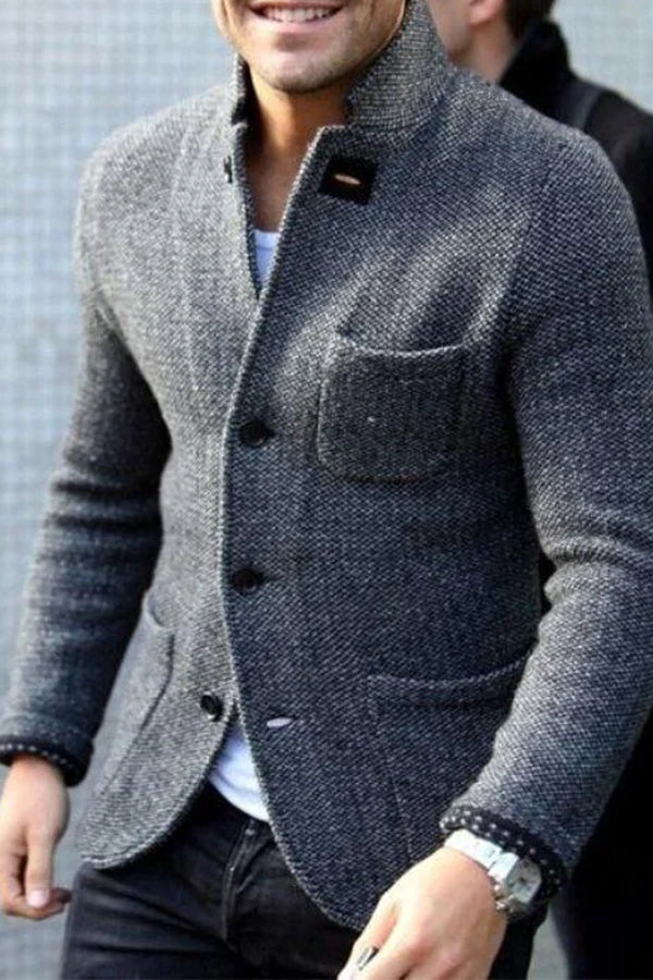 Giacca uomo in maglia con collo coreano e bottoni. Look elegante casual, ideale per moda maschile e outerwear.