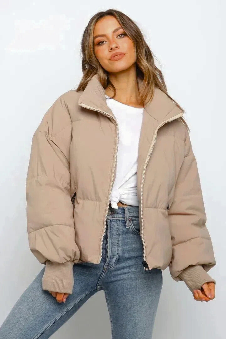 Giacca piumino donna corta trapuntata per autunno inverno, stile casual e moderno.