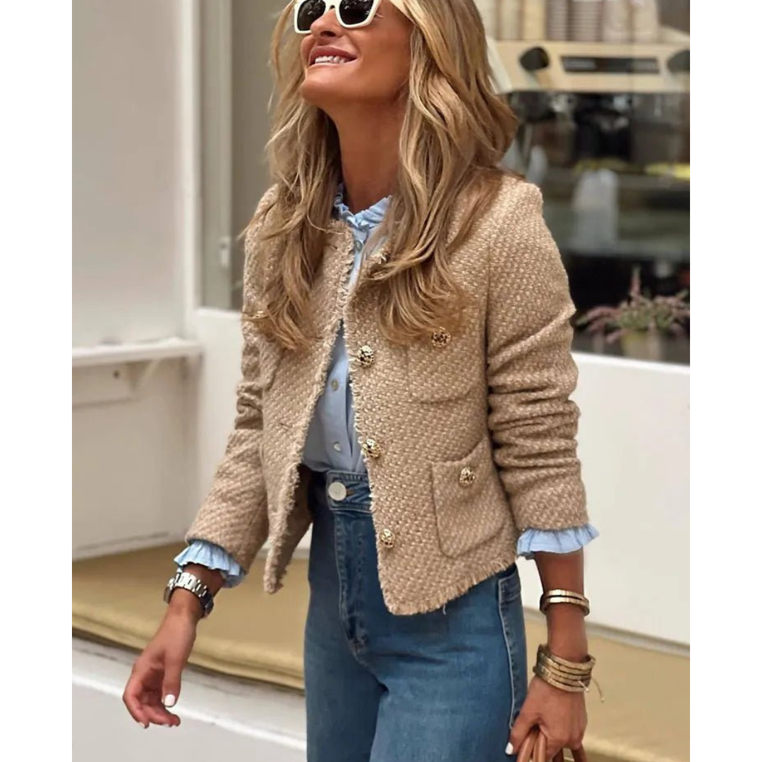 Elegante giacca tweed donna versatile, con distintivi bottoni dorati, perfetta per abbigliamento femminile.