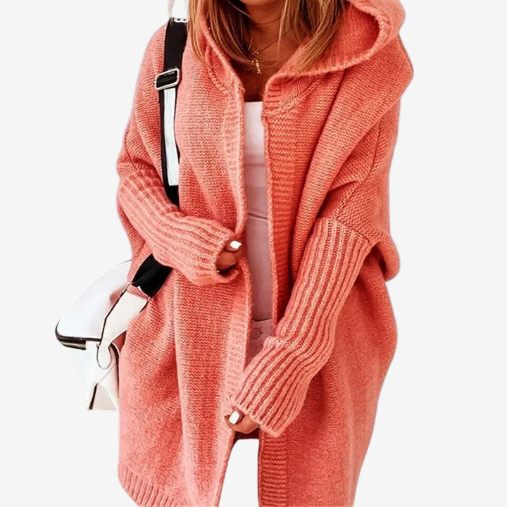 Gilet lungo donna con cappuccio avvolgente. Cardigan casual oversize per abbigliamento autunnale comodo e versatile.