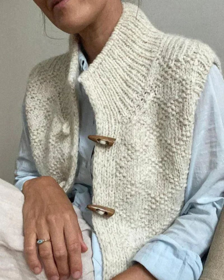 Gilet donna elegante beige con collo alto, bottoni artigianali. Ideale per stratificazione e comfort invernale.