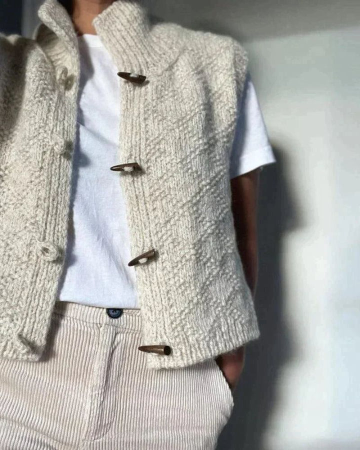 Gilet donna autunnale/invernale beige, collo alto e bottoni artigianali. Stile rustico chic per moda femminile.