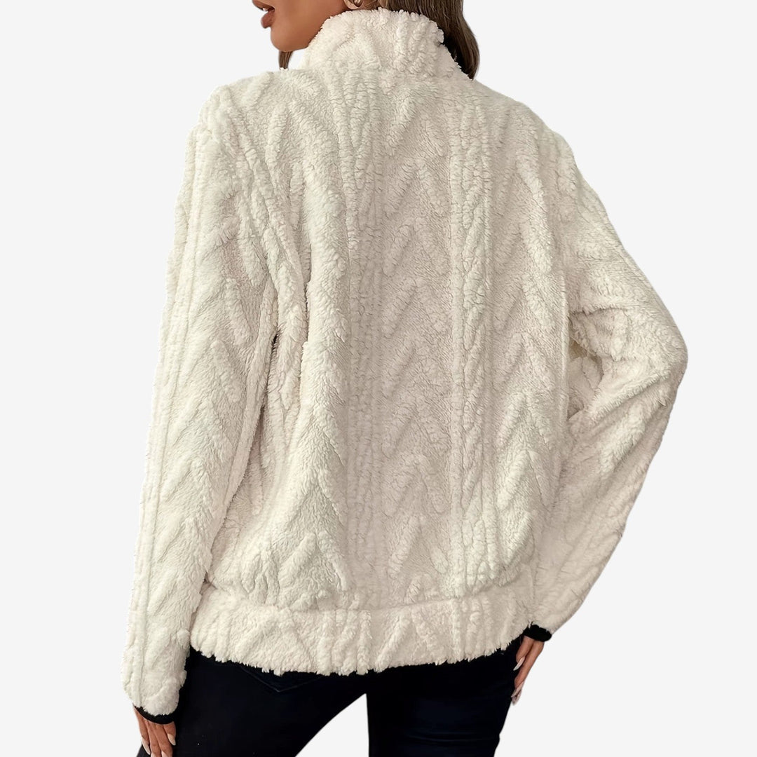 Gilet morbido donna con zip, collo alto. Protezione dal freddo con stile per l'abbigliamento invernale.