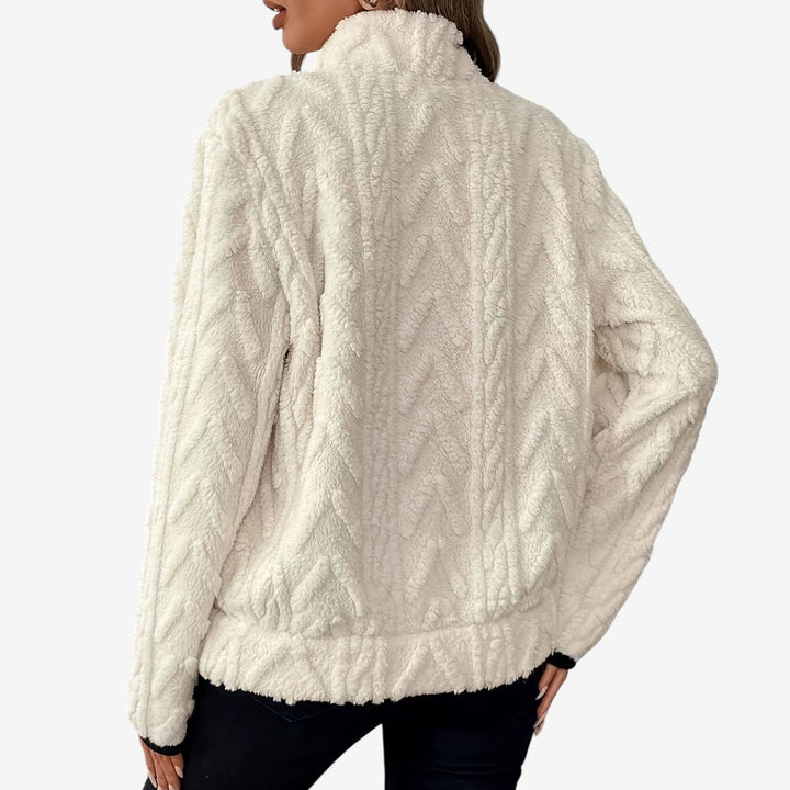 Gilet morbido donna con zip, collo alto. Protezione dal freddo con stile per l'abbigliamento invernale.