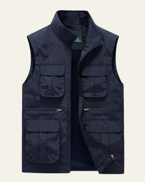 Gilet estivo uomo casual con molte tasche, perfetto per esterni e tempo libero. Abbigliamento comodo primavera.