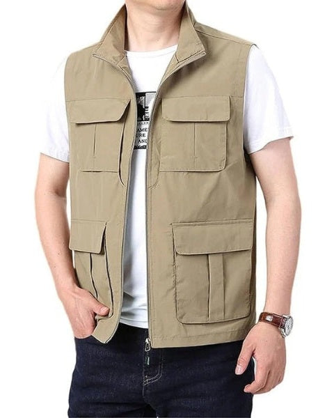 Gilet uomo estivo leggero, vista frontale. Multitasche per viaggio o casual. Vestibilità comoda per primavera.