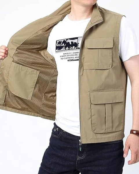 Dettaglio tasche gilet uomo leggero estivo. Pratico e funzionale per il tempo libero. Abbigliamento casual outdoor.