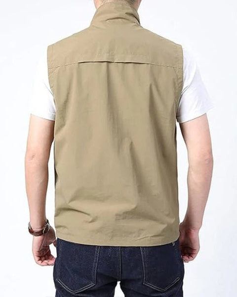 Uomo che indossa gilet leggero multitasche per esterni. Stile casual, ideale per primavera estate e tempo libero.