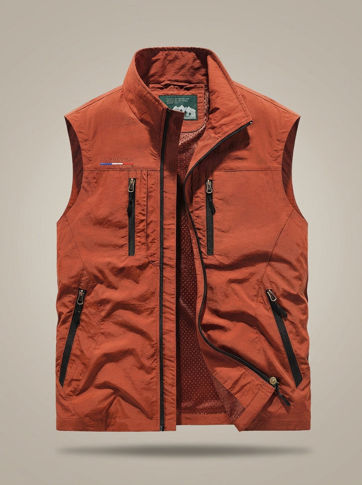 Smanicato uomo sportivo con collo alto, tasche zip, ideale per abbigliamento casual e moda urbana maschile.