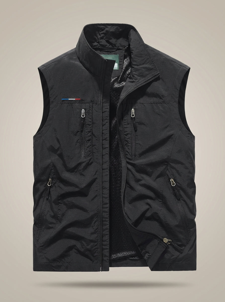 Gilet uomo casual in stile urbano, con collo alto e tasche zip, un capo essenziale per la moda maschile.