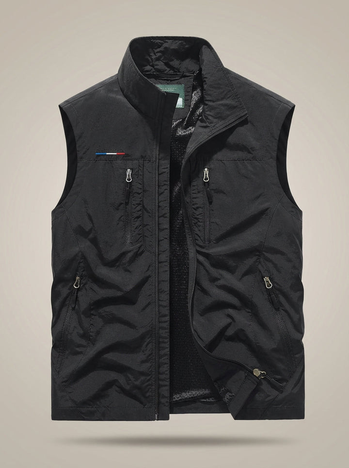 Gilet uomo casual in stile urbano, con collo alto e tasche zip, un capo essenziale per la moda maschile.