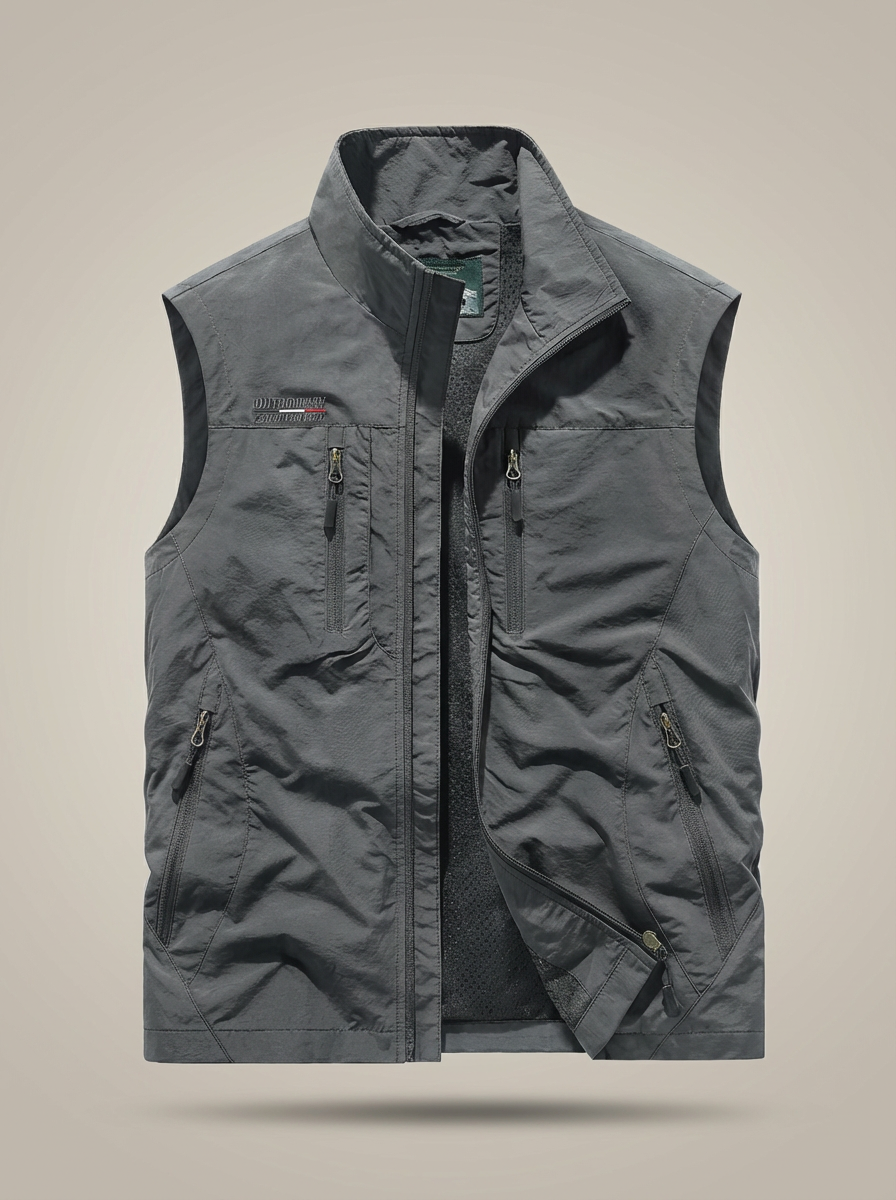 Moda uomo: gilet con collo alto e tasche zip, design moderno e stile urbano per la stagione fredda.