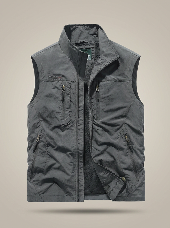 Moda uomo: gilet con collo alto e tasche zip, design moderno e stile urbano per la stagione fredda.