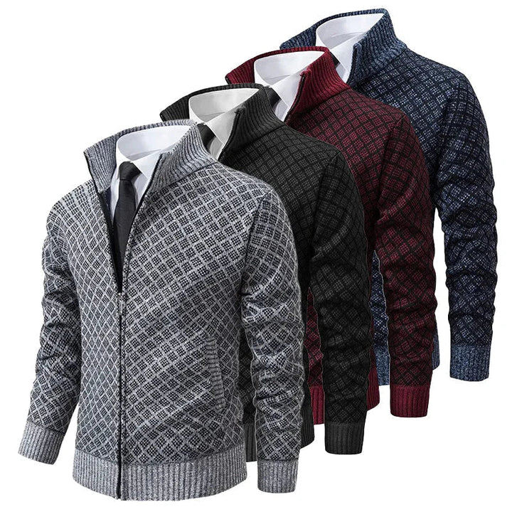 Modello gilet uomo elegante. Dettaglio collo alto e zip integrale, vestibilità regolare. Perfetto per l'inverno.