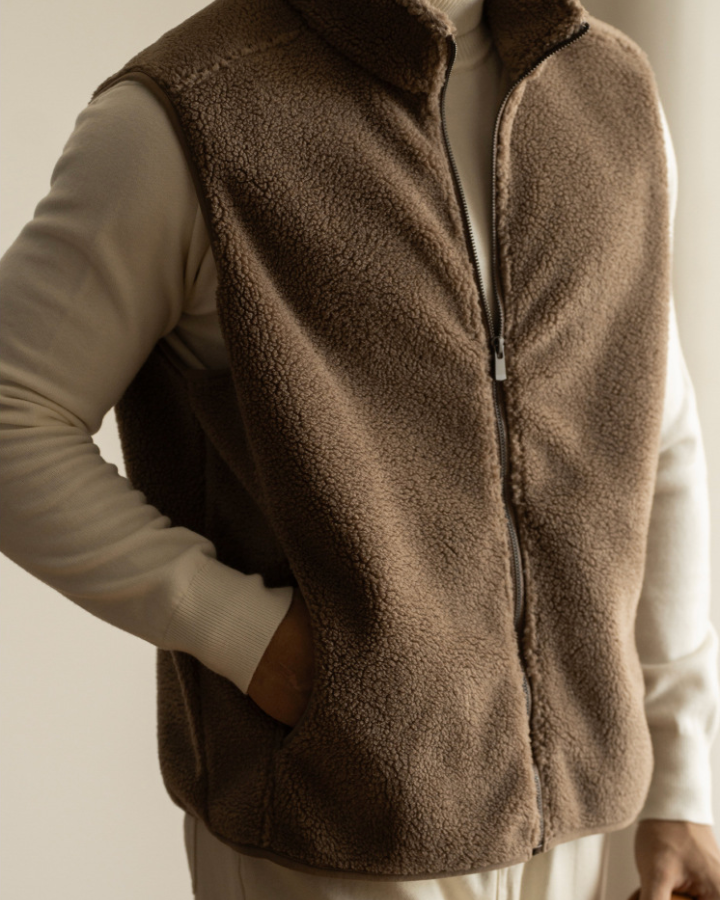 Gilet uomo invernale senza maniche, colore marrone, stile versatile per abbigliamento casual o a strati.