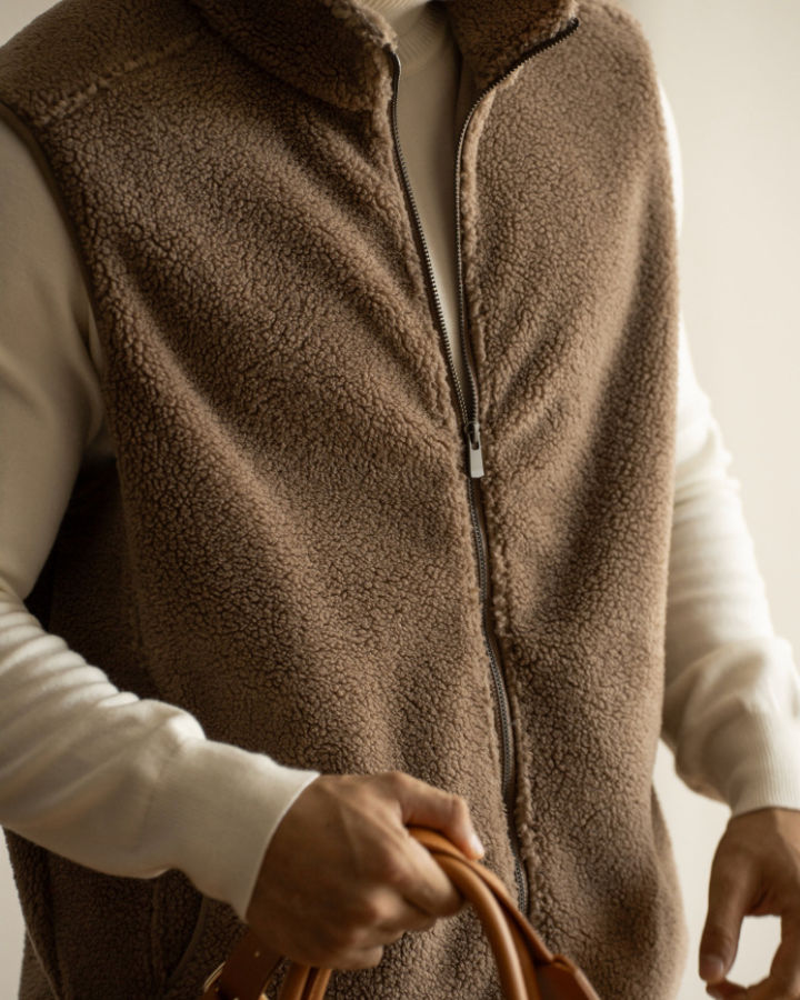 Gilet uomo invernale marrone con zip, offre calore leggero e comfort per l'abbigliamento quotidiano.