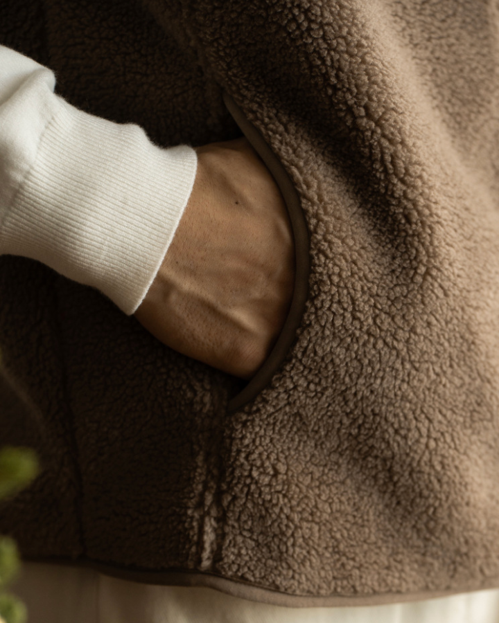 Gilet invernale uomo marrone elegante, caldo e senza maniche, perfetto per la moda casual e un comfort duraturo.