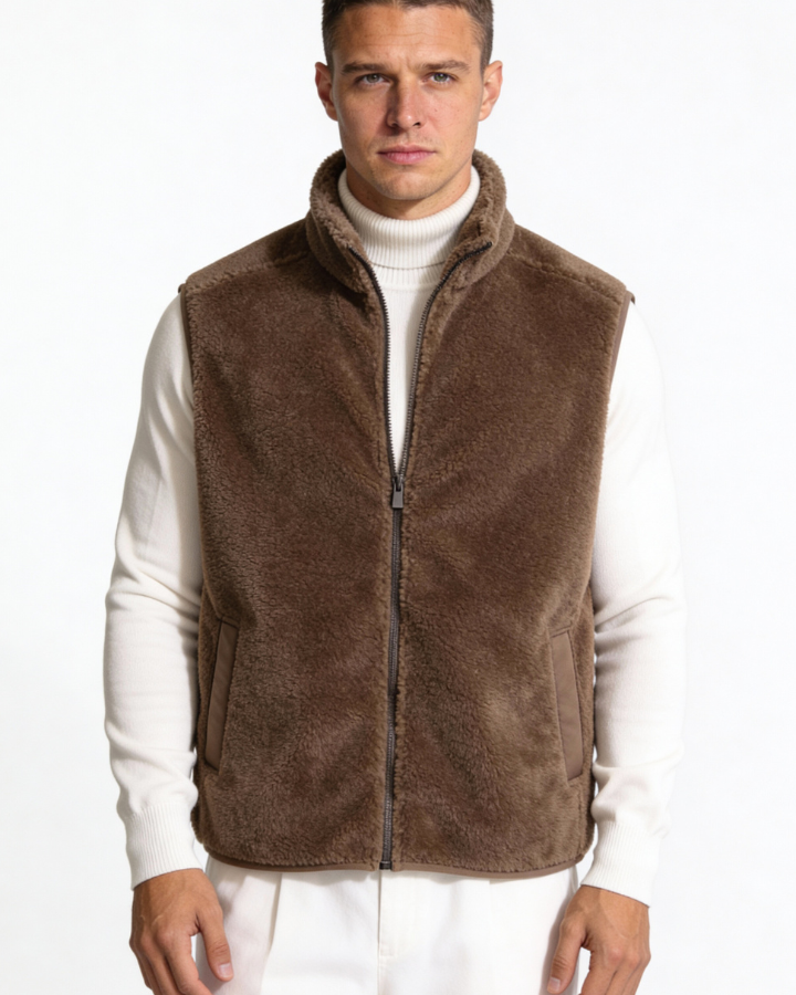 Gilet uomo invernale marrone, caldo e leggero, ideale per un look casual e versatile.
