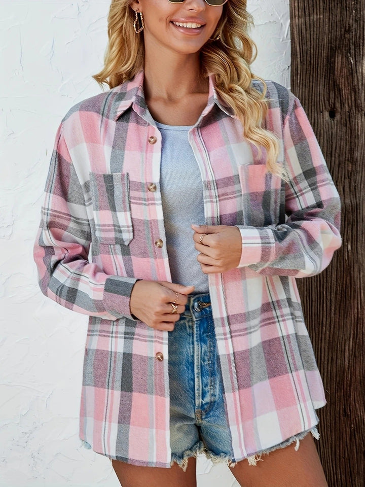 Donna indossa gilet oversize a quadri elegante. Ideale per look casual chic o outfit primaverili/autunnali.