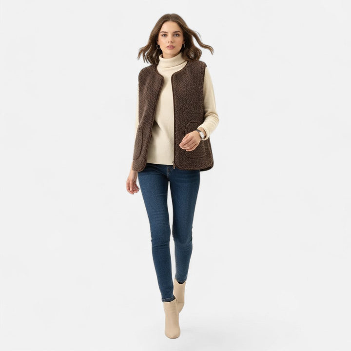 Elegante gilet da uomo multiuso, ideale per creare outfit versatili. Comfort e stile moderno nell'abbigliamento maschile.