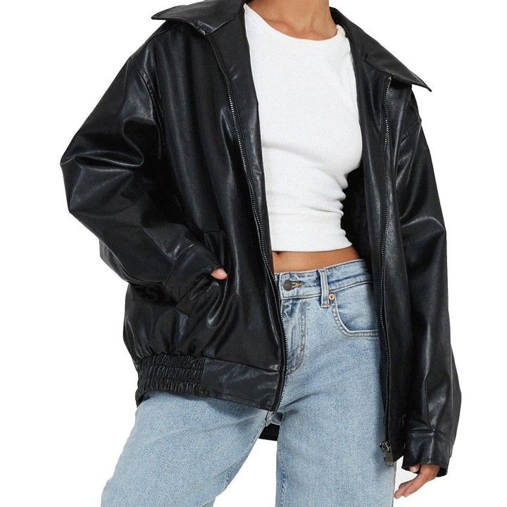 Comoda giacca bomber oversize da donna, capospalla casual con pratiche tasche laterali, look relaxed.