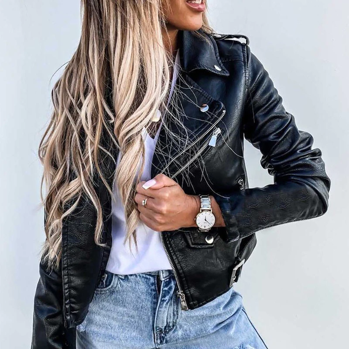 Giacca in pelle nera da donna, capo chic e versatile per un abbigliamento femminile moderno e sofisticato.