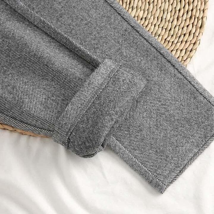 Pantaloni uomo eleganti slim fit: comfort e vestibilità su misura per un look formale o casual moderno.
