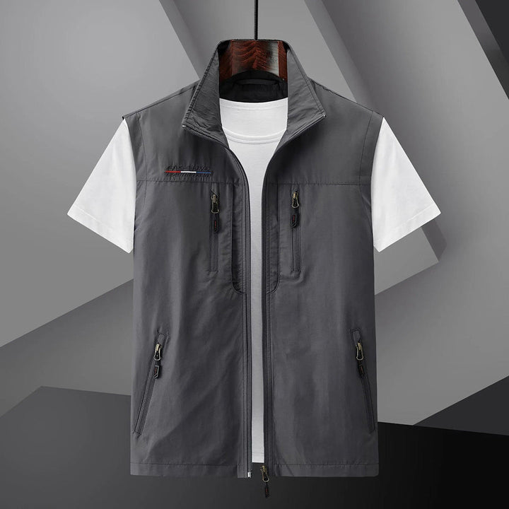 Gilet uomo leggero multitasche per escursioni e viaggi, pratico abbigliamento senza maniche.