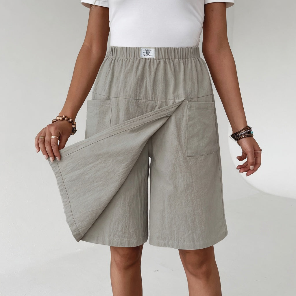 Gonna short da donna nera con vita elasticizzata e tasche, ideale per un look casual estivo e confortevole.