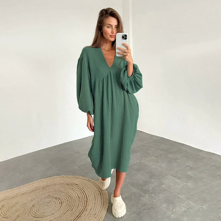 Primo piano del tessuto leggero dell'abito midi casual donna con scollo a V, comfort per primavera estate.