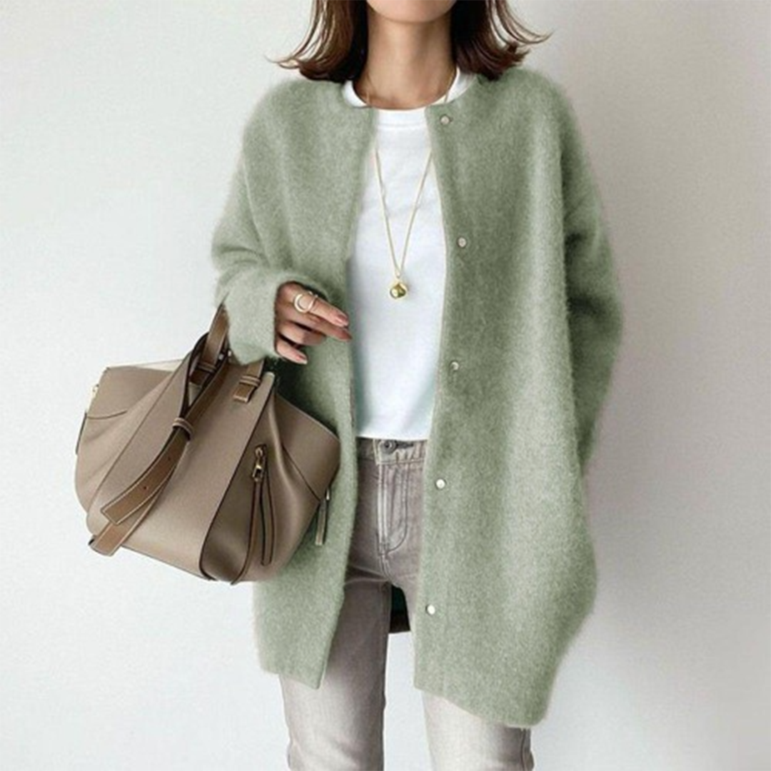 Cardigan lungo femminile con bottoni, un classico della moda autunno inverno per ogni donna.