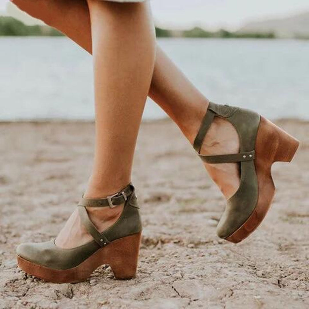 Sandali donna beige con zeppa, eleganti per serate estive. Scarpe versatili e comode, un must per la moda estiva.