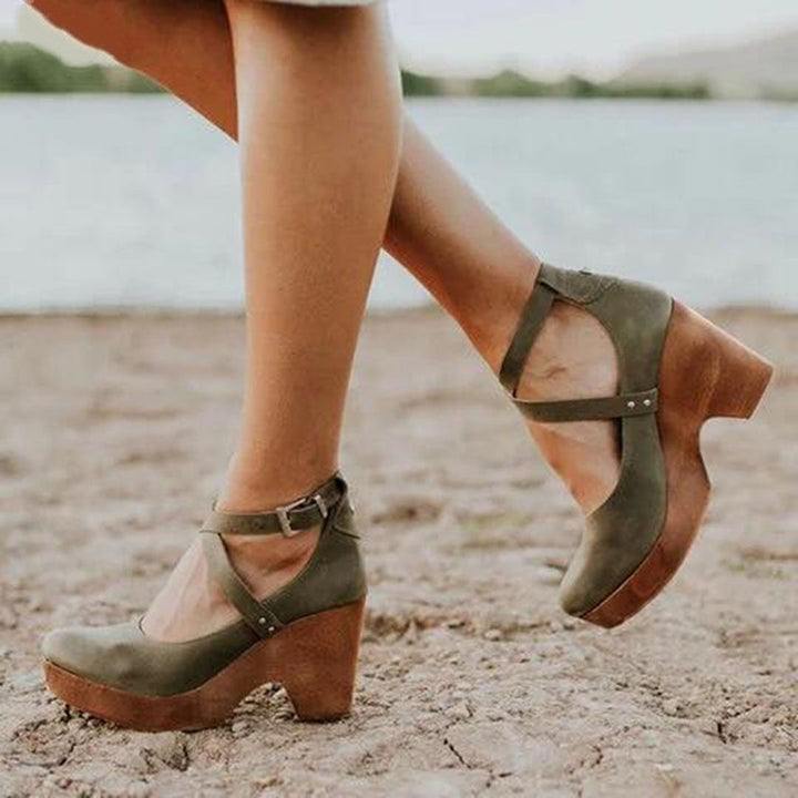 Sandali donna beige con zeppa, eleganti per serate estive. Scarpe versatili e comode, un must per la moda estiva.