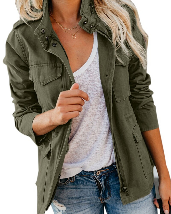 Giacca donna elegante a metà polpaccio, perfetta per outfit ufficio o casual chic, con tasche funzionali e stile raffinato.