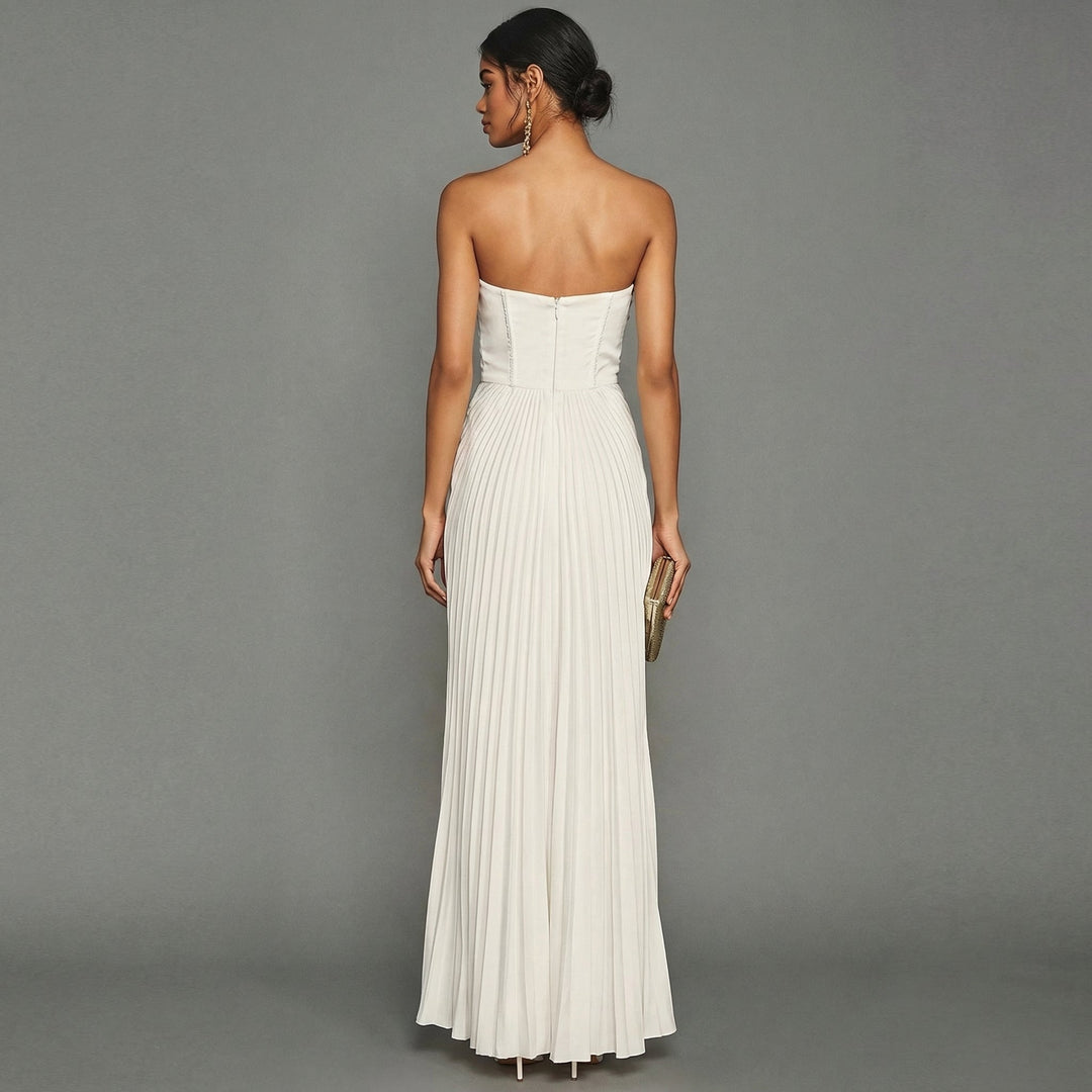 Elegante abito lungo da donna bianco con bustier e delicate pieghe, ideale come vestito formale per sposa o gala.