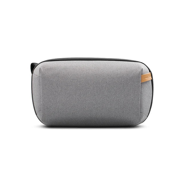 Organizer da viaggio nero, sottile e leggero, ideale per riporre in sicurezza cavi e accessori tech.