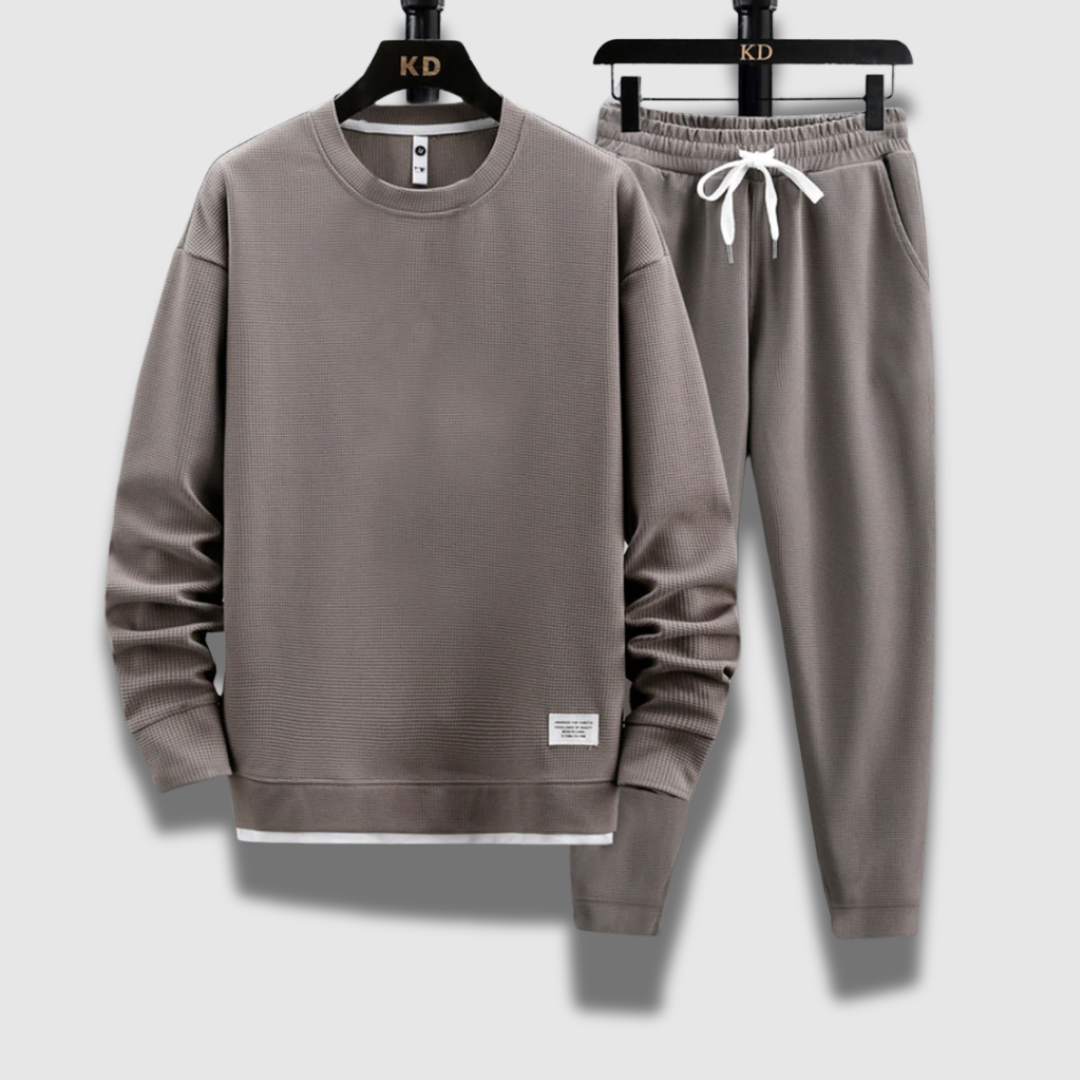 Completo sportivo uomo premium: set jogging due pezzi, perfetto per comfort, stile e attività fisica.