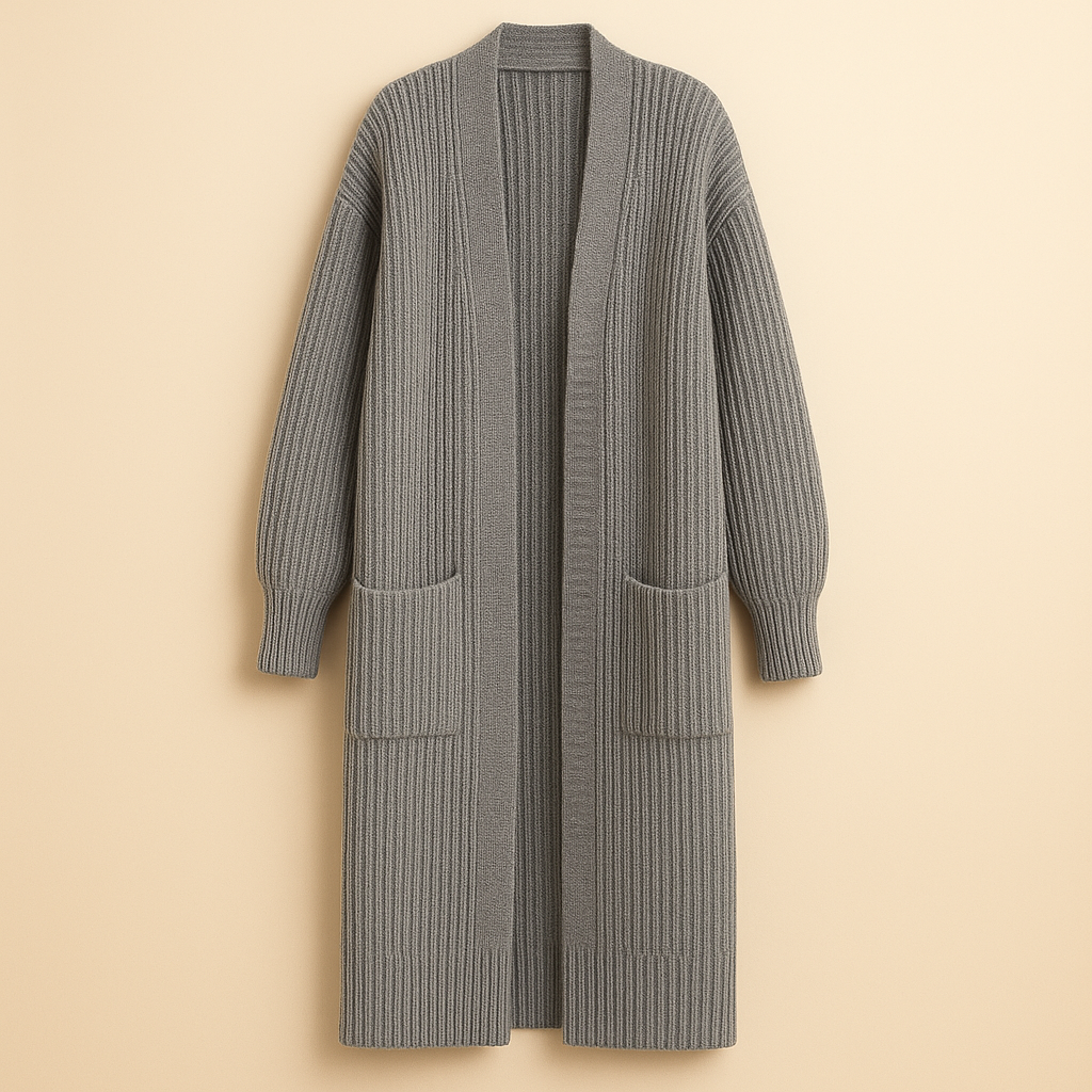 Donna che indossa un cardigan lungo aperto oversize, per un look invernale comodo e alla moda. Stile casual-chic.