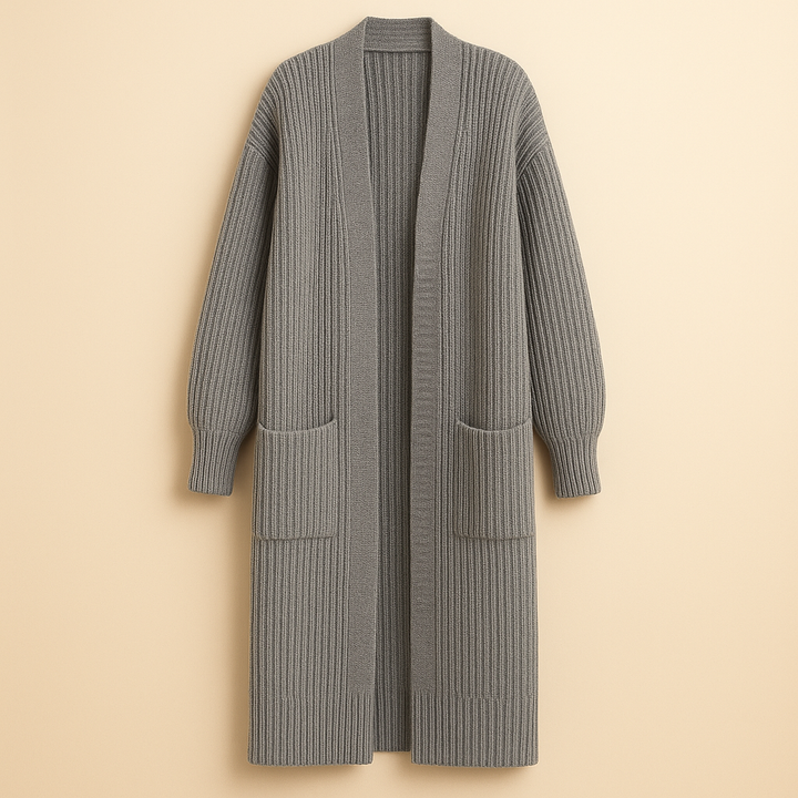 Donna che indossa un cardigan lungo aperto oversize, per un look invernale comodo e alla moda. Stile casual-chic.