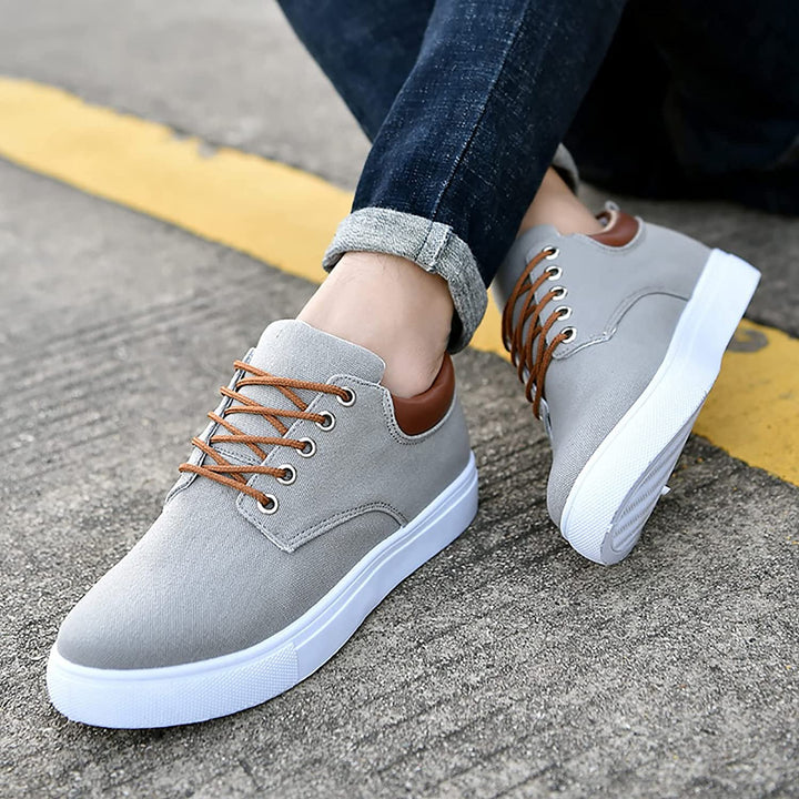 Sneakers uomo con suola bianca, perfette per abbinamenti casual e per uno stile urbano distintivo.