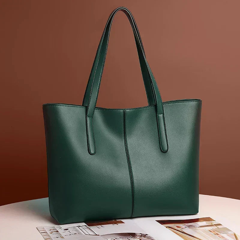 Versatile borsa a tracolla per donna, in pelle vegana elegante. Ideale per look casual o serali, un accessorio must-have.