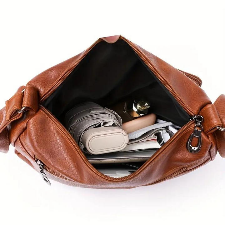 Borsa a tracolla multitasche indossata da donna, perfetta per look casual e uso quotidiano, stile versatile.