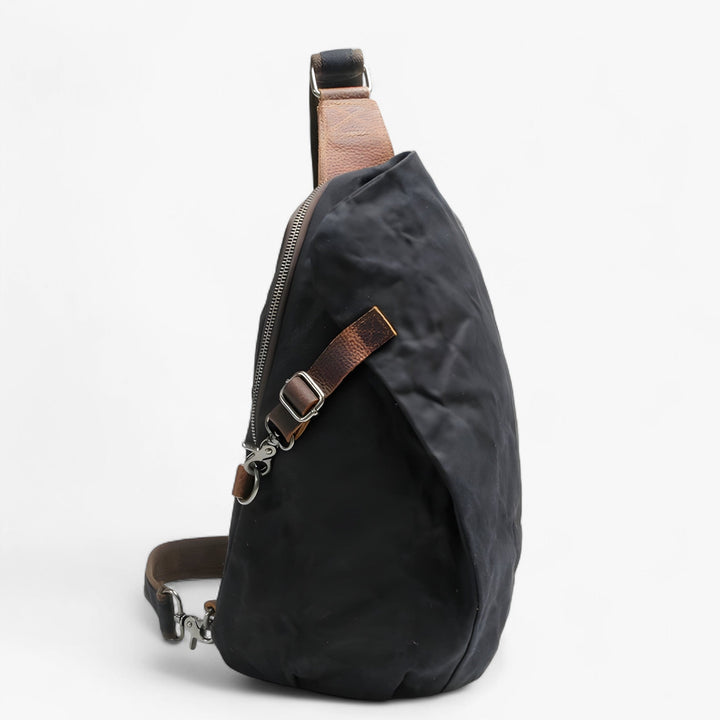 Borsa monospalla unisex in tela multicolore, ideale per stile casual quotidiano e praticità.