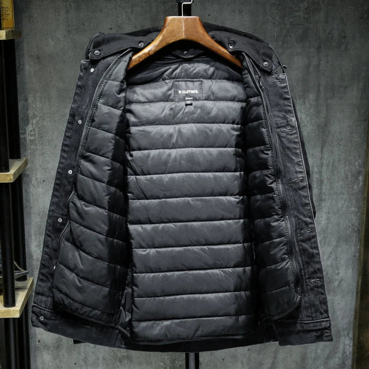 Giacca uomo bomber con cappuccio, invernale e calda, con fodera isolante e cuciture rinforzate per comfort.