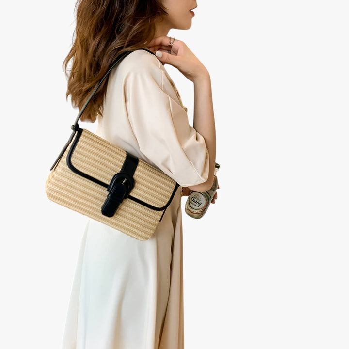 Borsa a spalla marrone intrecciata, perfetta per donna che cerca un accessorio moda versatile e quotidiano.
